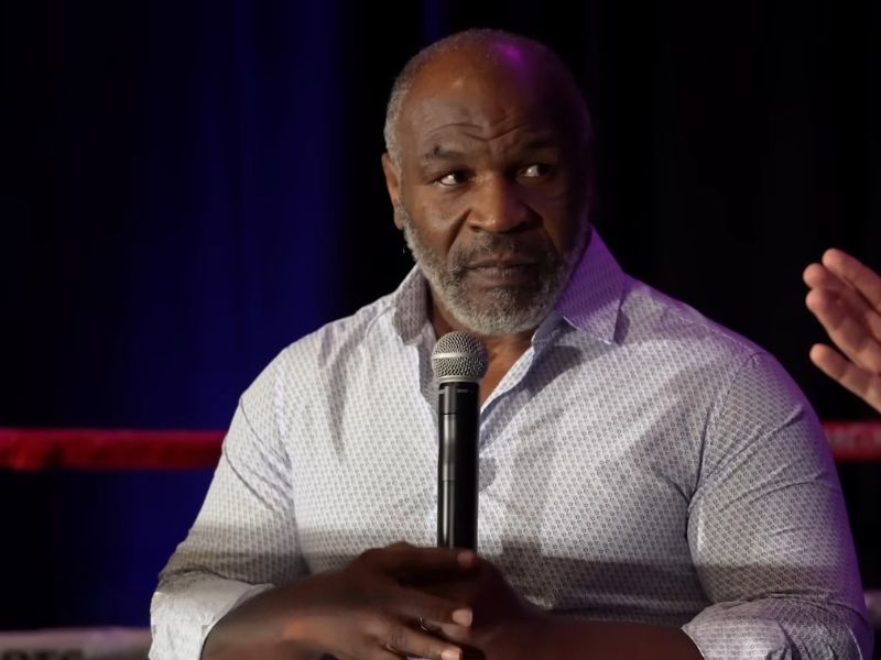 majk tajson sedi i daje intervju sa mikrofonom u ruci